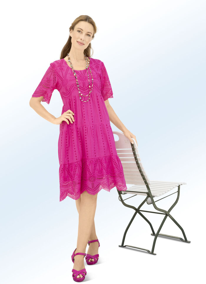 Kleid mit modischen Stufenvolants 