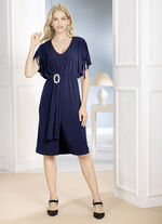 Kleid mit Schmuckspange 