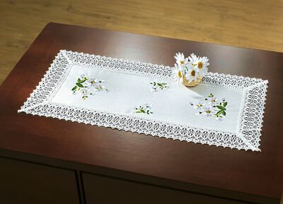 Raumdekoration mit G&auml;nsebl&uuml;mchen-Stickerei und zarter H&auml;kelspitze 