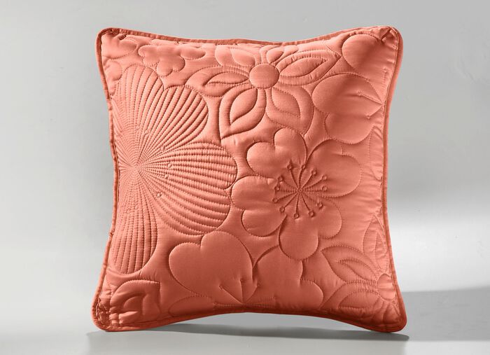 Hervorragend verarbeitete Tagesdecke und passende Kissenbez&uuml;ge 