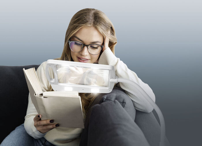 LED-Lupenstandleuchte mit Acrylglas-Linse