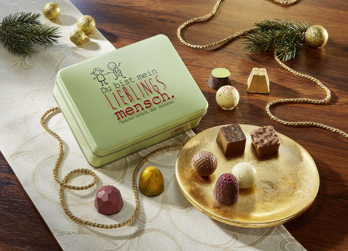 Geschenkdose mit handgefertigten Pralinen und Trüffel 