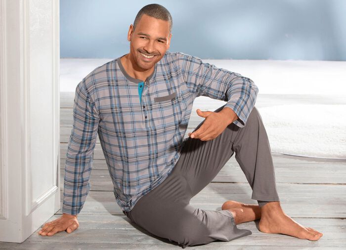 Pyjama mit Knopfleiste und aufgesetzter Brusttasche 