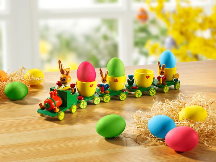 Osterzug mit Waggons die als Eierbecher dienen 