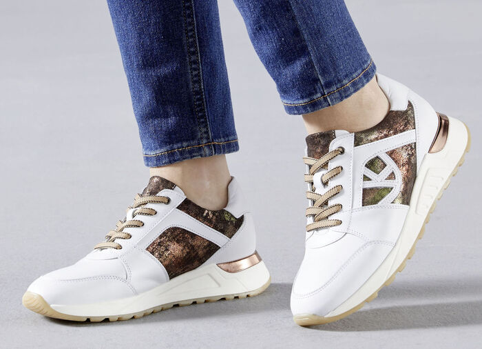 Sneaker im modischem Design WEISS