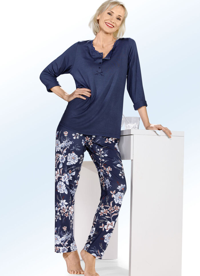 Pyjama von "Ascafa" mit Knopfleiste und langen &Auml;rmeln 