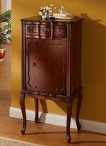 Teilmassive M&ouml;belserie mit kunstvollen Holzverzierungen 