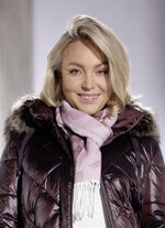 Schal mit Fantasieblüten und -blättern 