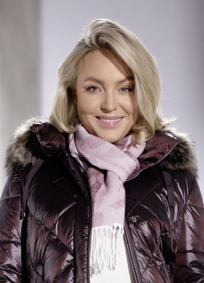 Schal mit Fantasieblüten und -blättern 