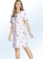 Nachthemd mit Einfassungen, Knopfleiste, kurzen Ärmeln sowie seitlichem Schlitz am Saum 