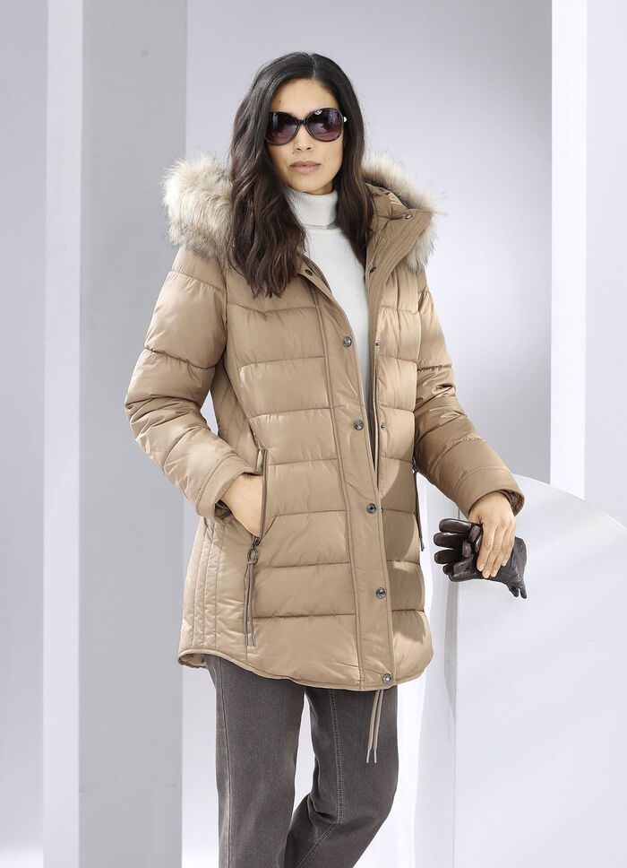 Funktionsjacke mit figurfreundlicher Längssteppung seitlich 