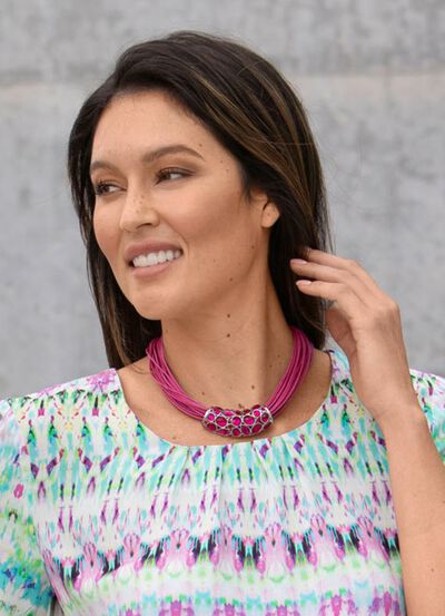 Mehrreihige, pinkfarbene Halskette 