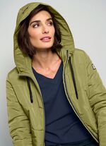 Steppjacke mit fester Kapuze 