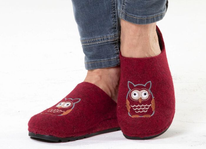 Klassische Damen-Hausschuhe, aus Filzmaterial GRANATROT