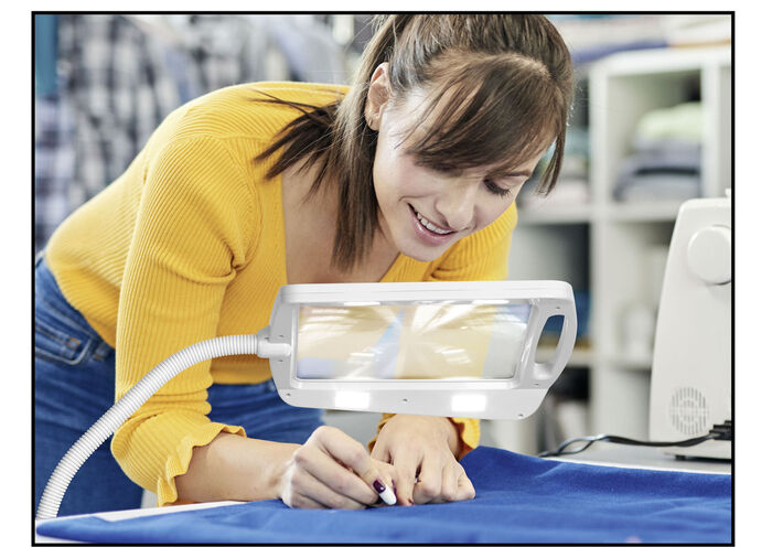 LED-Lupenstandleuchte mit Acrylglas-Linse