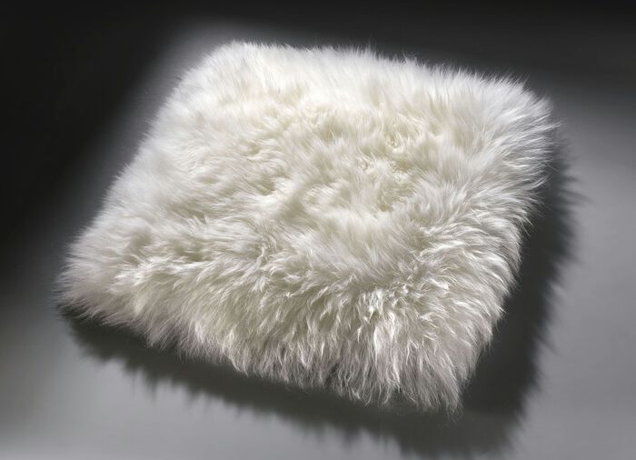 Merino-Lammfell-Sitzauflage in Tierform 