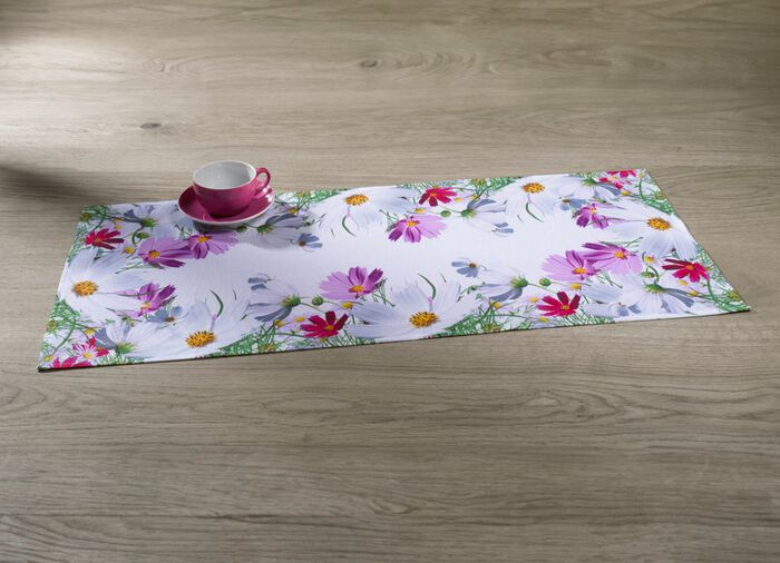 Fr&uuml;hlingshafte Tisch- und Raumdekoration mit Bl&uuml;ten-Motiv 