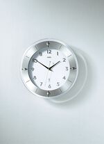 Hochwertige Wanduhr von AMS, aus facettiertem Mineralglas 
