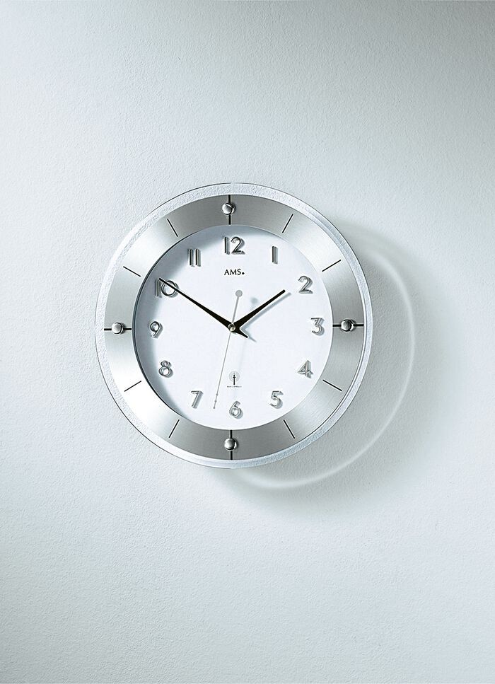 Hochwertige Wanduhr von AMS, aus facettiertem Mineralglas 