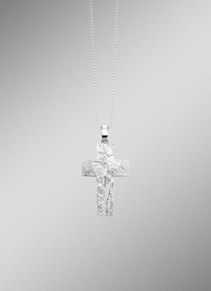 Markanter Kreuz-Anh&auml;nger mit geh&auml;mmerter Oberfl&auml;che 