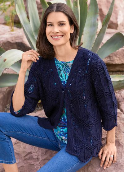 Strickjacke in effektvoller Häkeloptik 