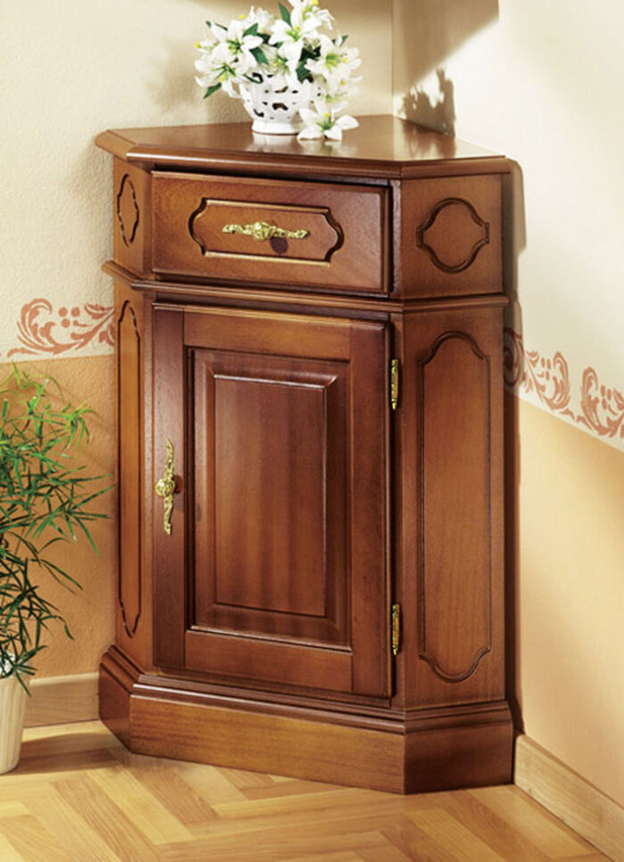 Eck-Kommode mit eleganten, goldfarbenen Metallgriffen 