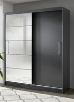 Durchdachter Schwebetürenschrank mit Spiegelfront