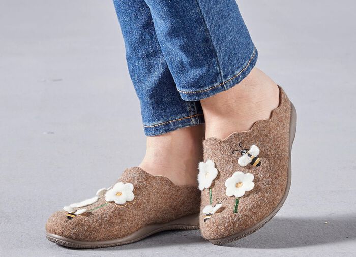 Laurina Filz-Pantoffel mit s&uuml;sser Applikation und Stickerei NATURBRAUN