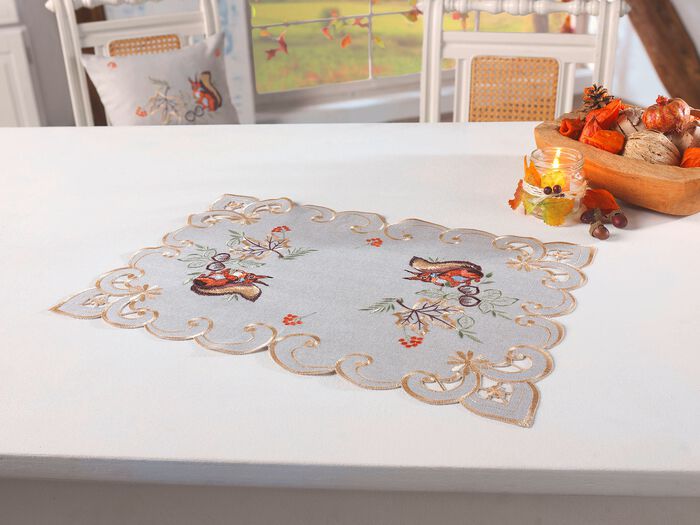 Aufwendig gearbeitete Tisch- und Raumdekoration 