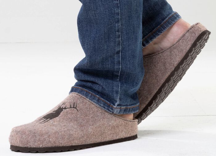 GINO GALANTE, trendige Herren-Hausschuhe, Weite H, mit Hirsch-Stickerei SAND