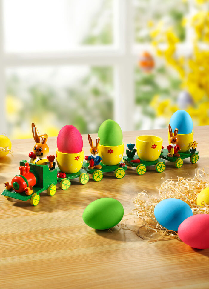 Osterzug mit Waggons die als Eierbecher dienen 