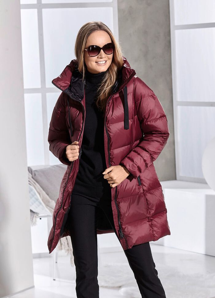 Daunen-Kurzmantel mit fester Kapuze BEERE