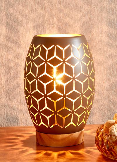 Tischlampe mit Metall-Lampenschirm und Holz-Sockel 