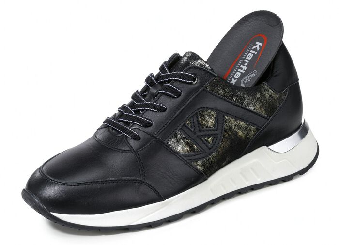 Sneaker im modischem Design 