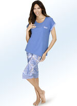 Laurina Pyjama aus BIO-Baumwolle mit kurzen Ärmeln, wadenlanger Hose sowie offenen Beinabschlüssen 