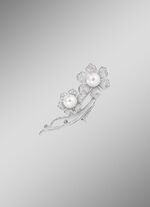 Anstecknadel im Blumendesign mit Süsswasser-Zuchtperlen 