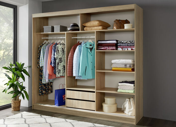 Durchdachter Schwebetürenschrank mit Spiegelfront