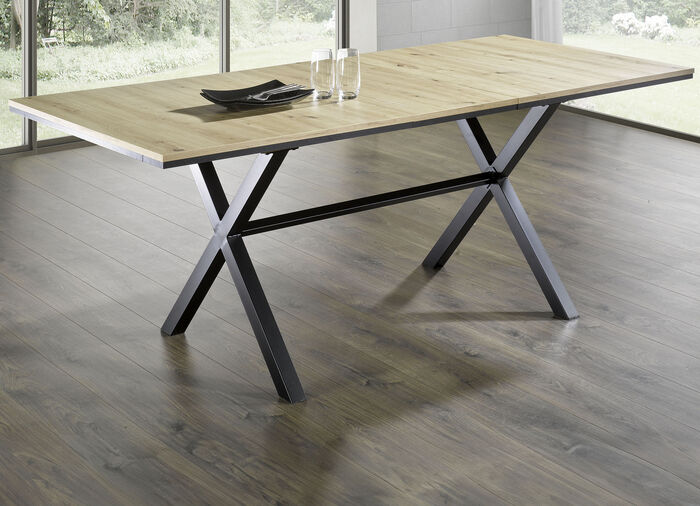 Esszimmerm&ouml;bel auf pulverbeschichtetem Metallgestell 