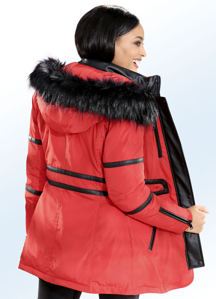 Jacke mit schwarzen Akzenten aus Nappaleder-Imitat