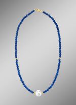 Halskette mit Perlenschimmer und Edelsteinglanz 