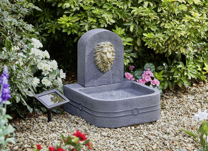 Solarbetriebener Brunnen mit Löwenkopf 