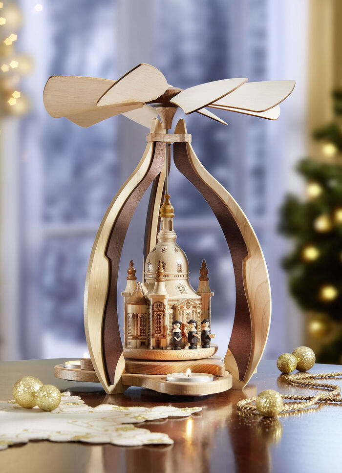 Tischpyramide aus massiven einheimischen Hölzern 