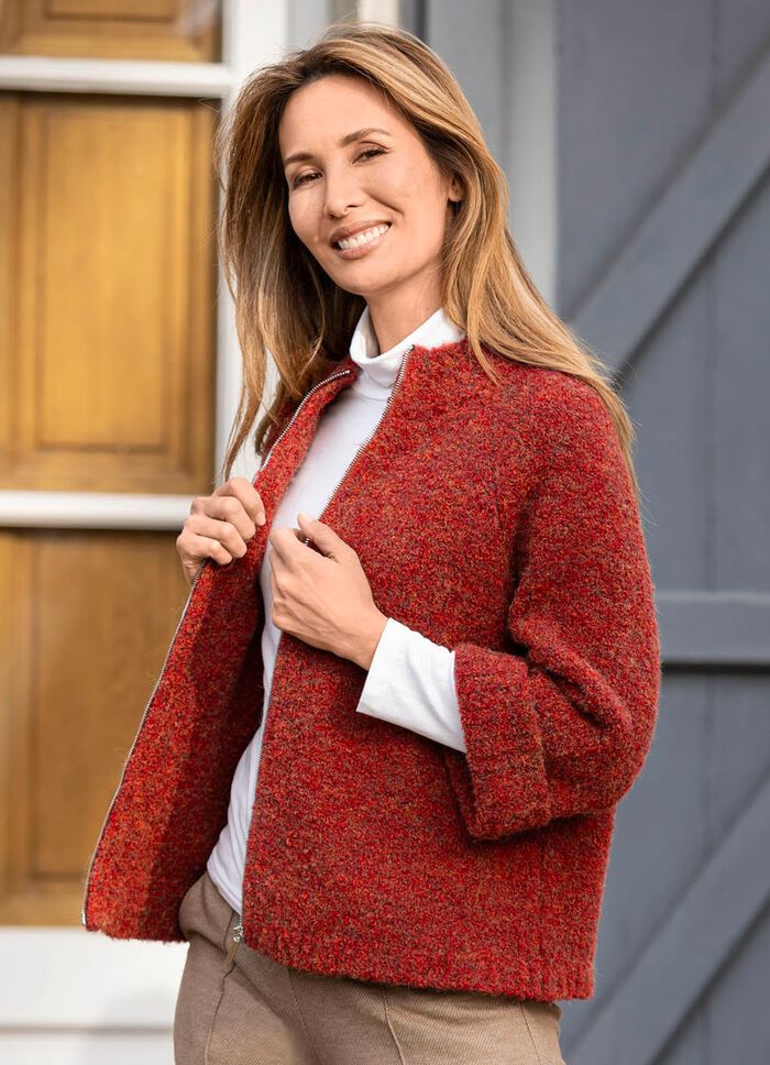 Strickjacke aus Boucl&eacute;garn 