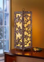 Beleuchtete Holzlaterne 