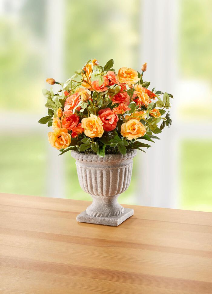 Wildrosen-Gesteck im Pokal 