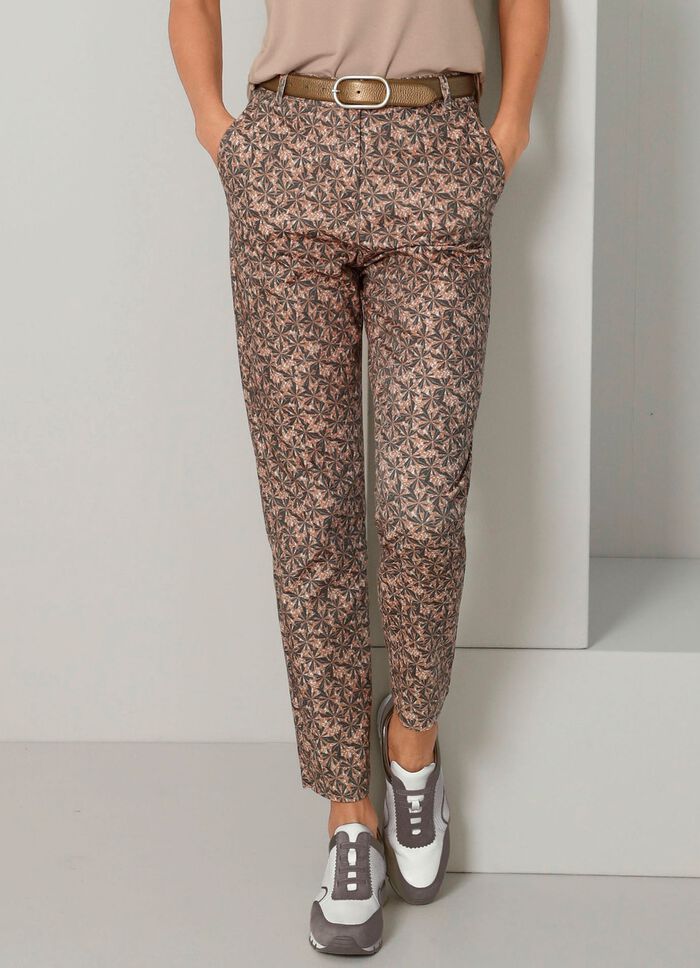 Hose mit aparter Dessinierung 