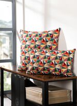 Moderner Kissenbezug mit Dreiecke in 3D-Optik 