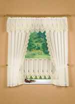 Fensterdekoration mit aufwendiger Plauener Stickerei 