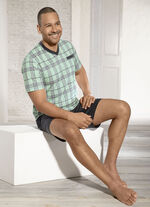 Shorty mit V-Ausschnitt und Brusttasche 