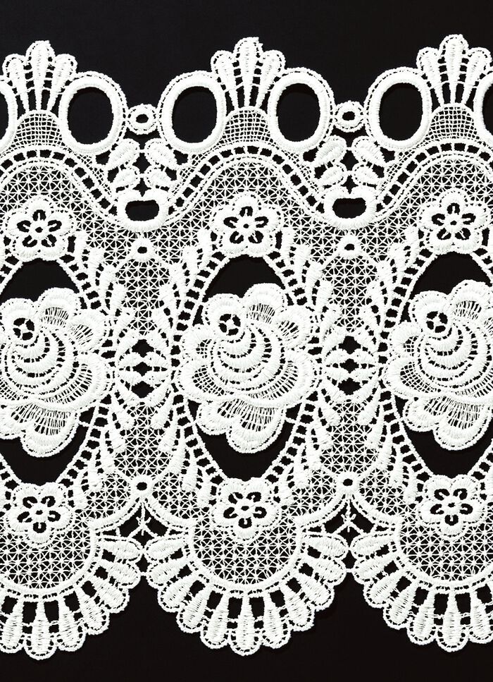 Bezaubernde Kurzgardine mit Stangendurchzug 